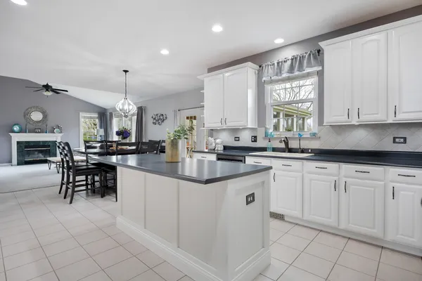 $634,500 | 430 Clover Drive, Algonquin, IL 60102