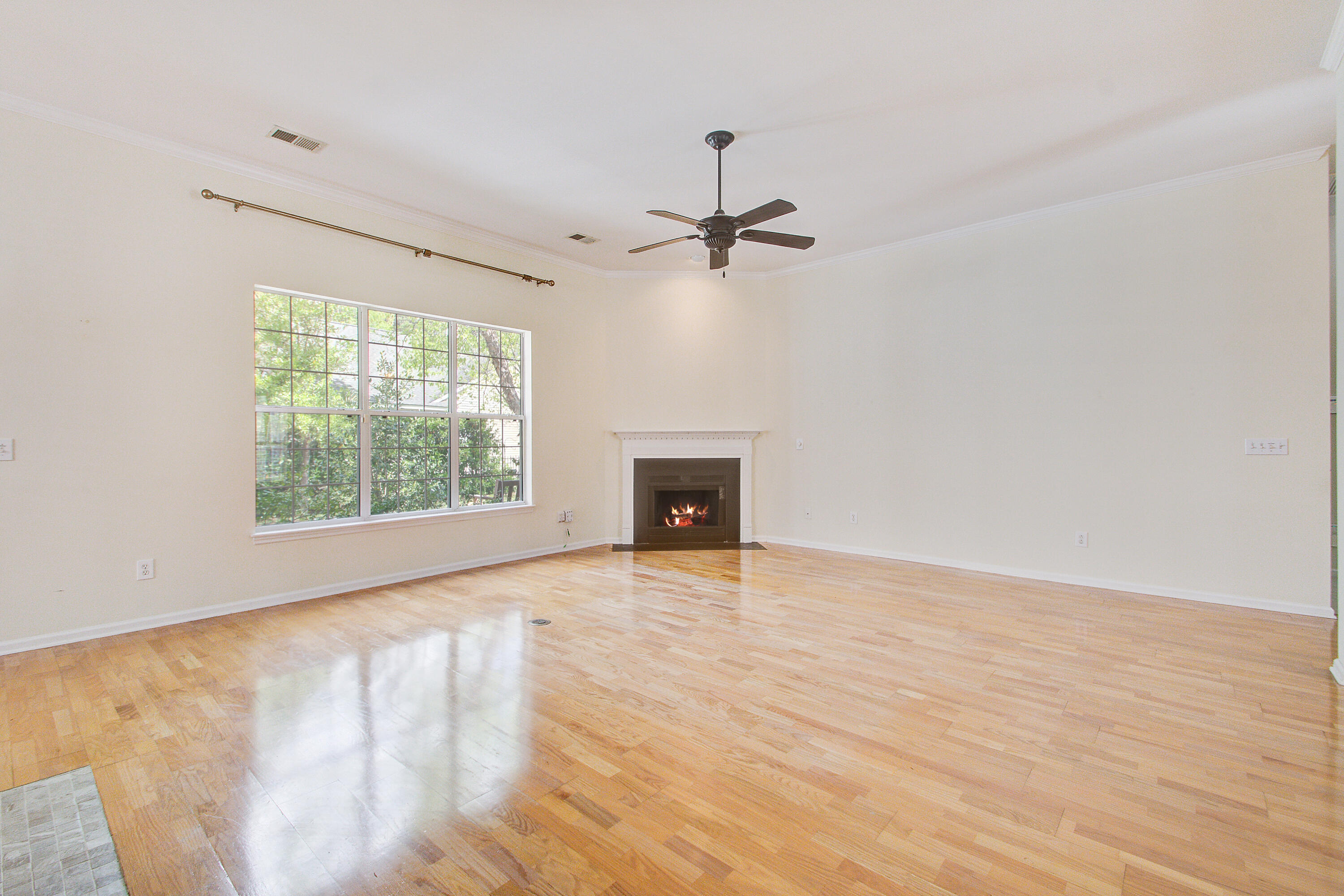 1462 Clarendon Way Mount Pleasant, SC 29466 - Photo 11 of 39 Family room