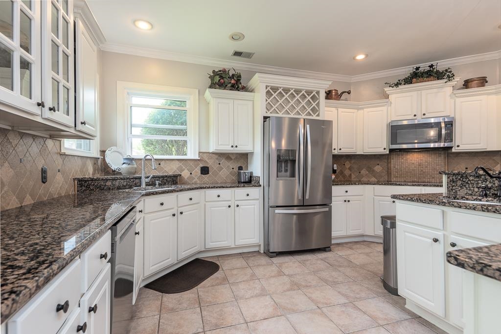 1725 John Ridge Drive Collierville, TN 38017 - Photo 11 of 34 a kitchen with stainless steel appliances granite countertop a refrigerator sink and stove
