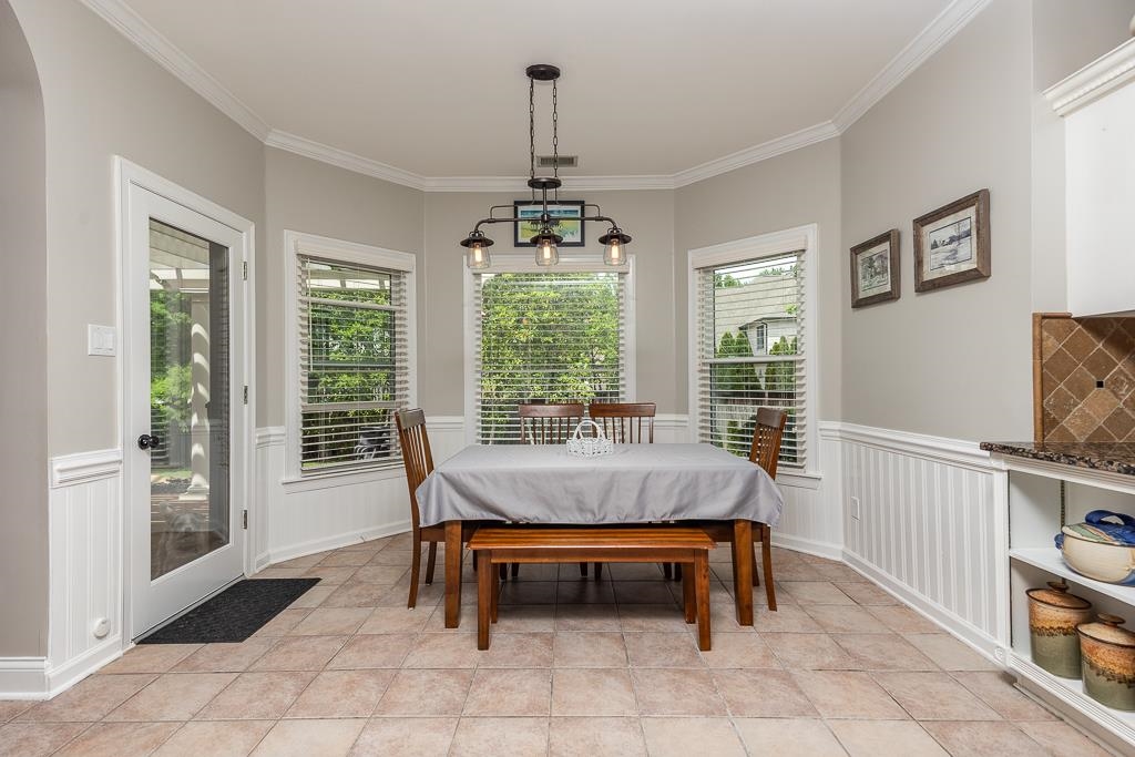1725 John Ridge Drive Collierville, TN 38017 - Photo 14 of 34 a dining room with furniture and a window