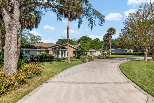 a view of entryway with a rug
