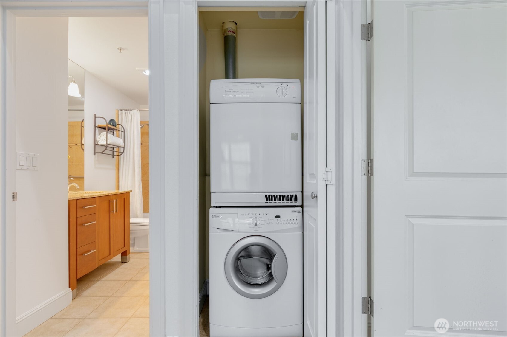 3150 West Government Way, Unit 101 Seattle, WA 98199 - Photo 21 of 37