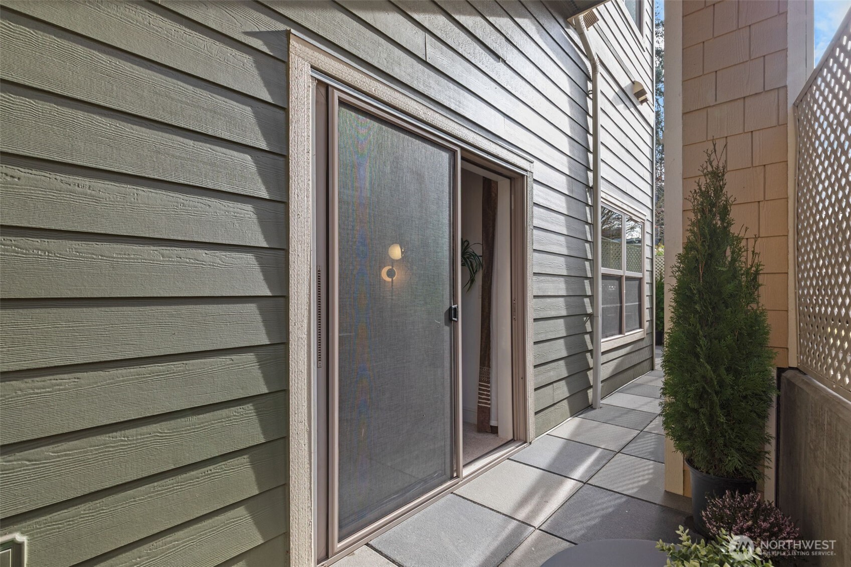 3150 West Government Way, Unit 101 Seattle, WA 98199 - Photo 22 of 37