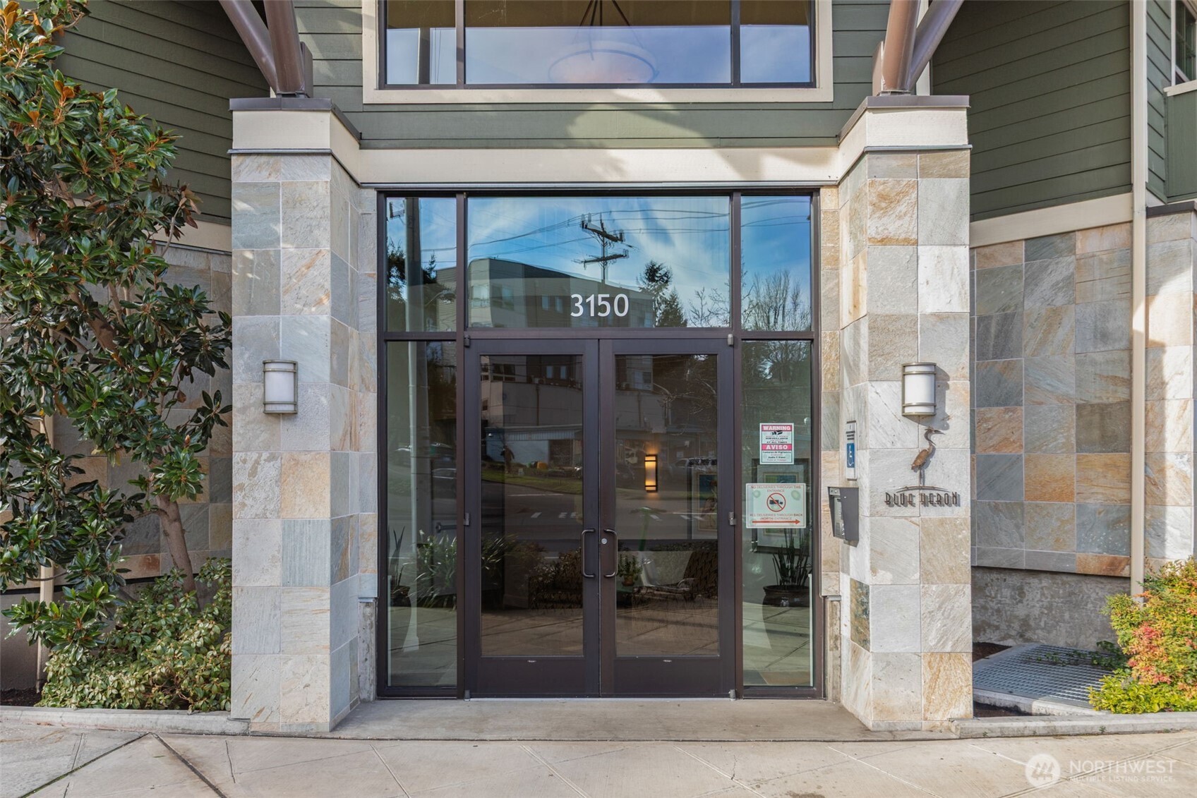 3150 West Government Way, Unit 101 Seattle, WA 98199 - Photo 30 of 37