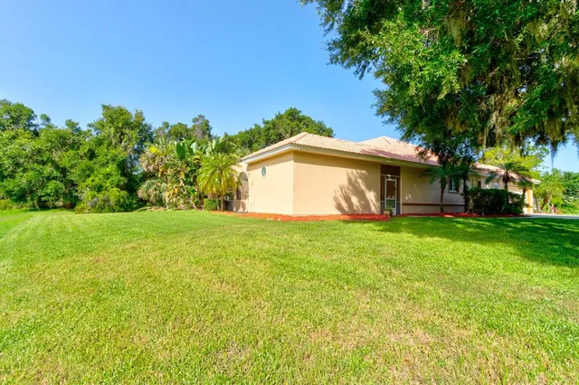 a view of a house with yard and tree s