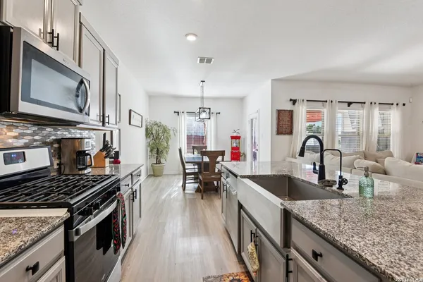 $2,250 | 13030 Vista Hollow, Live Oak, TX 78233