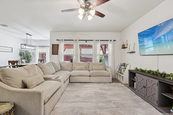 $2,250 | 13030 Vista Hollow, Live Oak, TX 78233