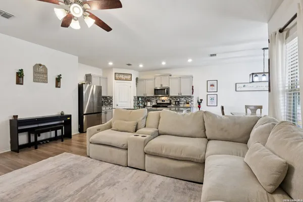 $2,250 | 13030 Vista Hollow, Live Oak, TX 78233