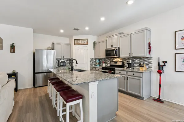 $2,250 | 13030 Vista Hollow, Live Oak, TX 78233