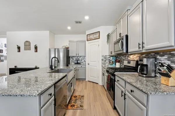 $2,250 | 13030 Vista Hollow, Live Oak, TX 78233