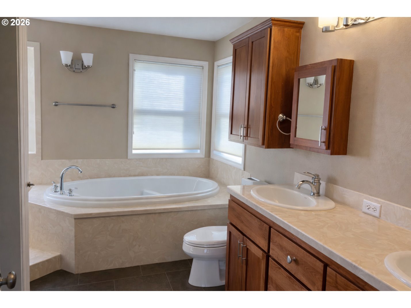 817 River Knoll Way Springfield, OR 97477 - Photo 15 of 29 Bathroom, Attached