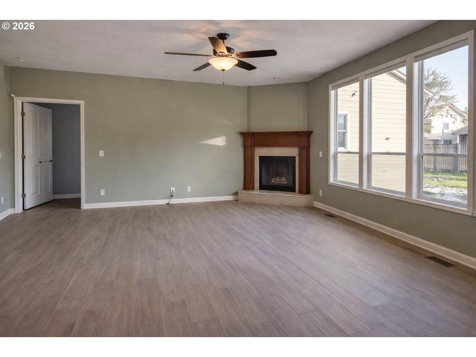 817 River Knoll Way Springfield, OR 97477 - Photo 3 of 29 Living Room