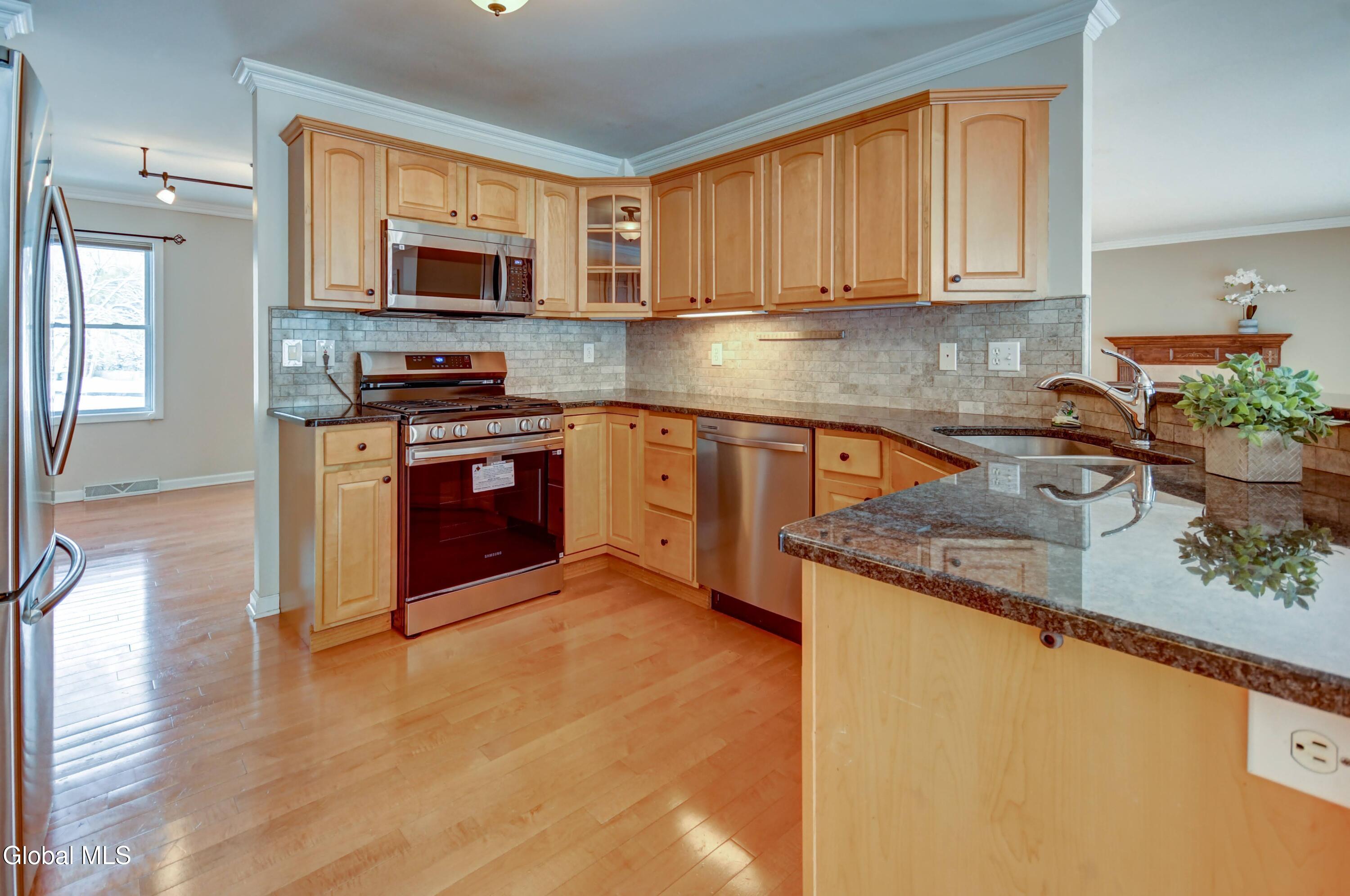19 Christopher Way Halfmoon, NY 12065 - Photo 14 of 48 19 Christopher Way -25