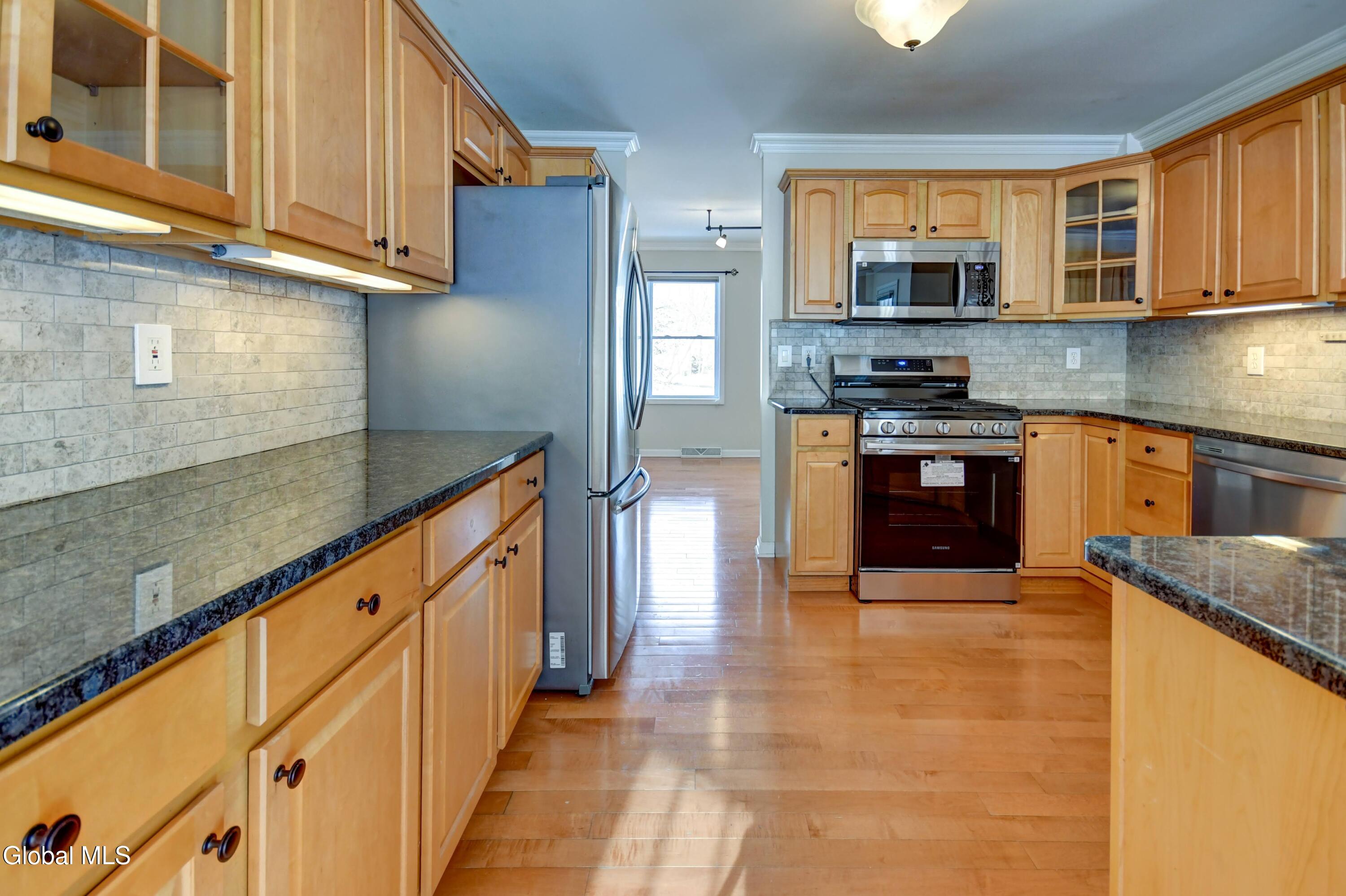 19 Christopher Way Halfmoon, NY 12065 - Photo 17 of 48 19 Christopher Way -26