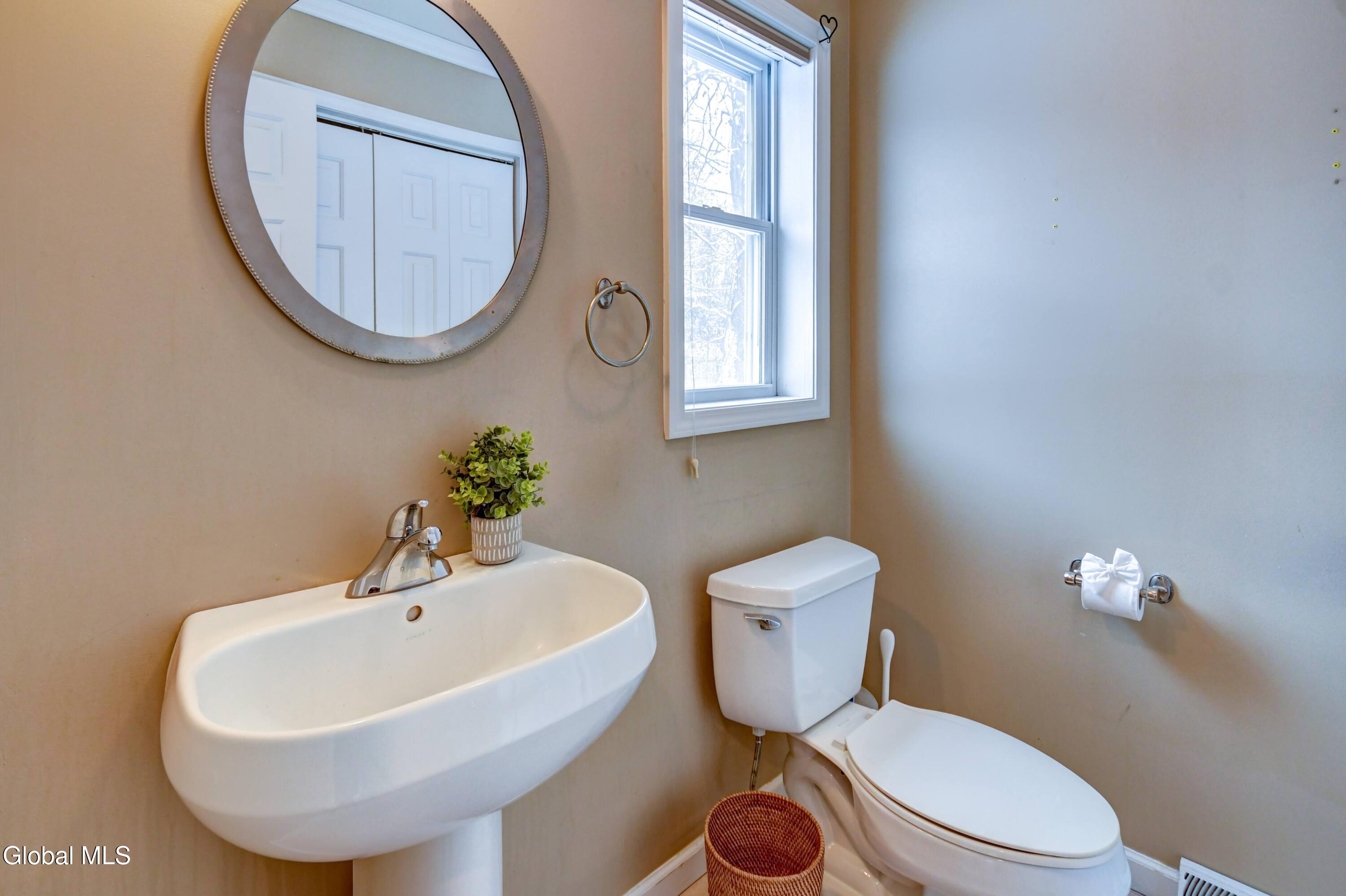 19 Christopher Way Halfmoon, NY 12065 - Photo 21 of 48 19 Christopher Way -29