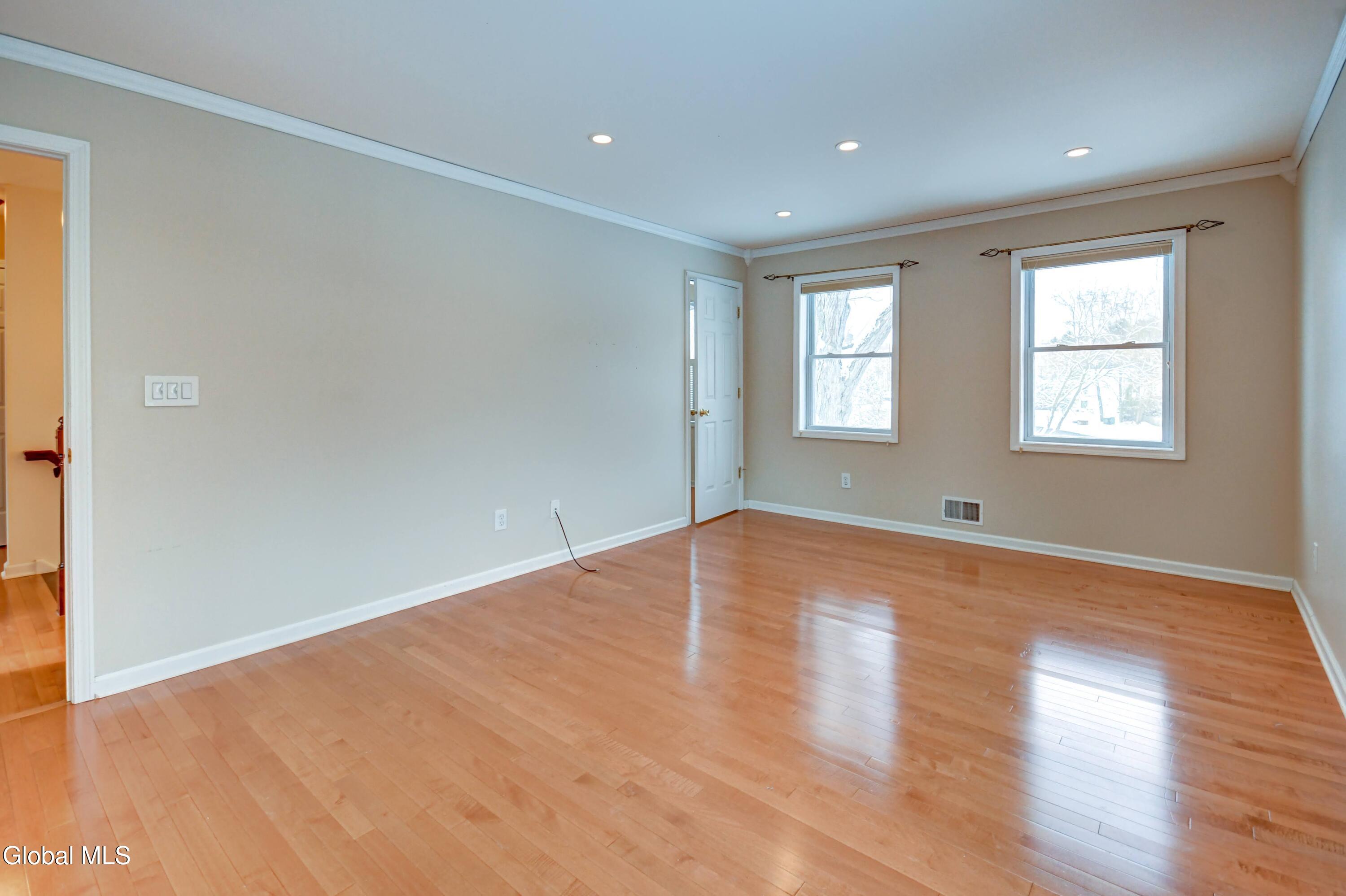 19 Christopher Way Halfmoon, NY 12065 - Photo 23 of 48 19 Christopher Way -32
