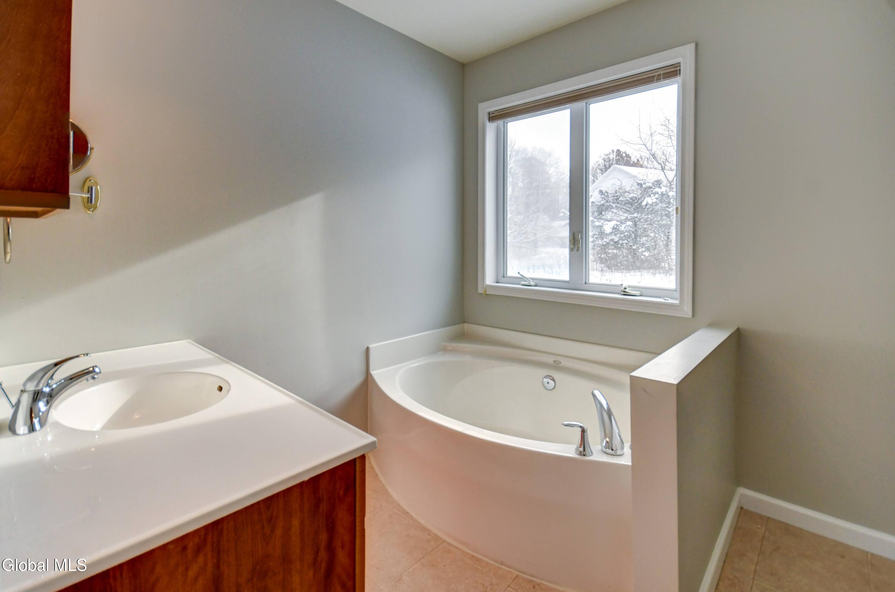 19 Christopher Way Halfmoon, NY 12065 - Photo 25 of 48 19 Christopher Way -36