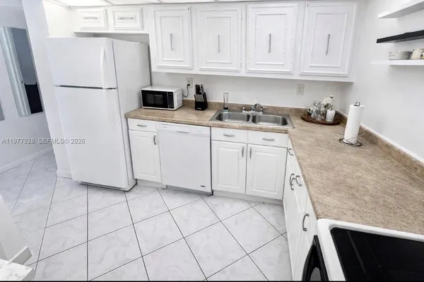 $1,950 | 2101 Atlantic Shores Boulevard, Unit 108, Hallandale Beach, FL 33009