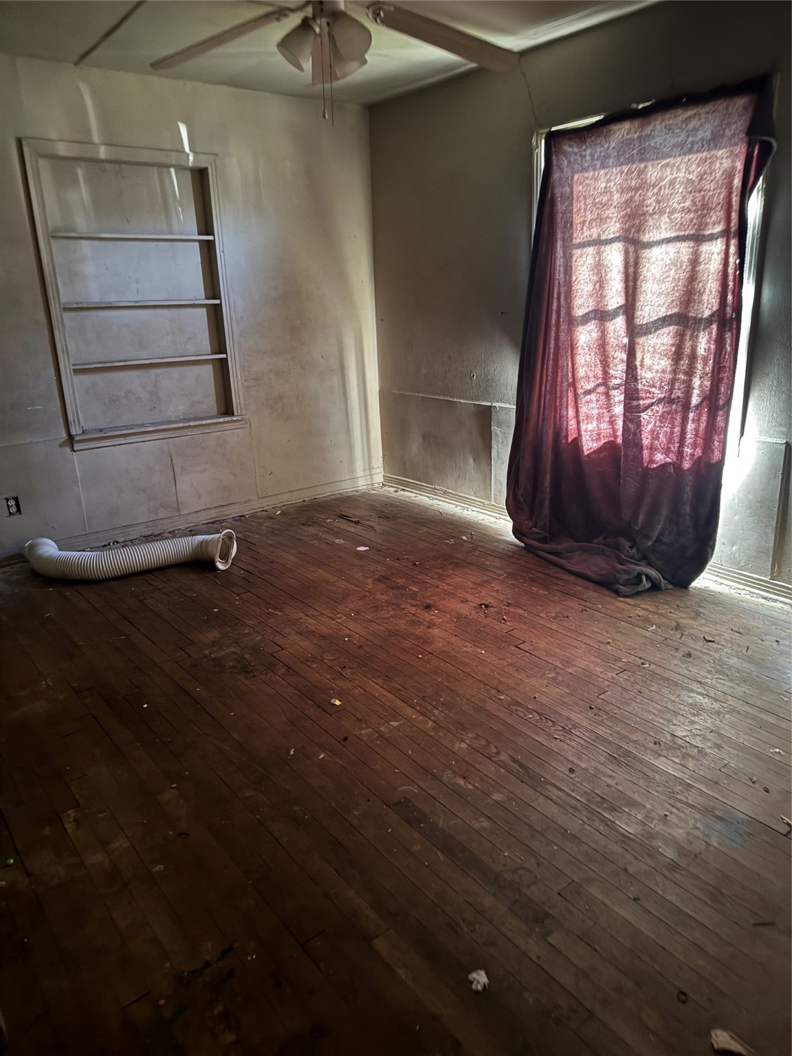 5325 Longmeadow Street Houston, TX 77033 - Photo 12 of 32 an empty room with windows