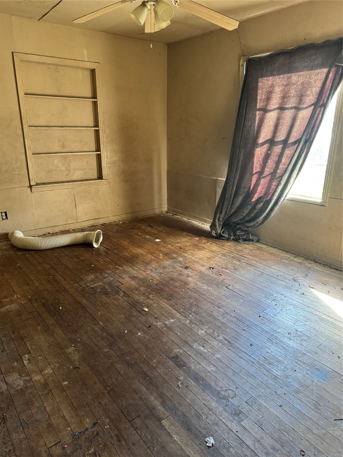5325 Longmeadow Street Houston, TX 77033 - Photo 13 of 32 an empty room with wooden floor and windows
