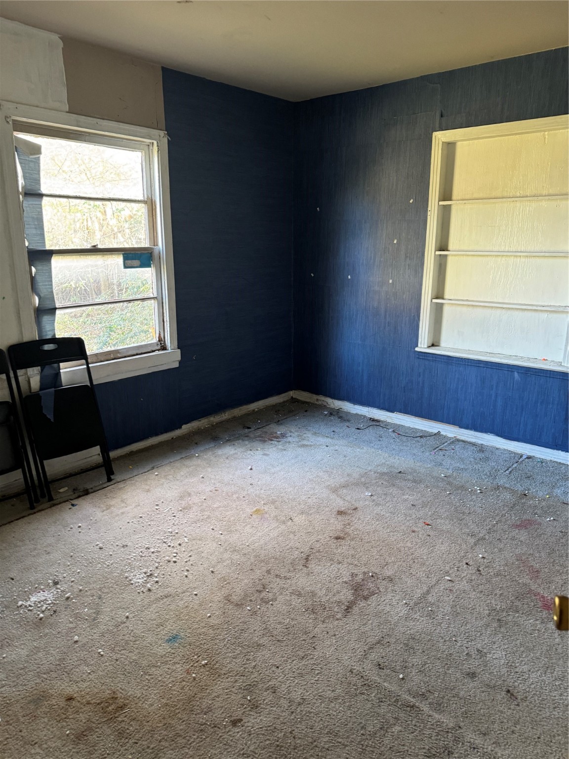 5325 Longmeadow Street Houston, TX 77033 - Photo 18 of 32 an empty room with windows
