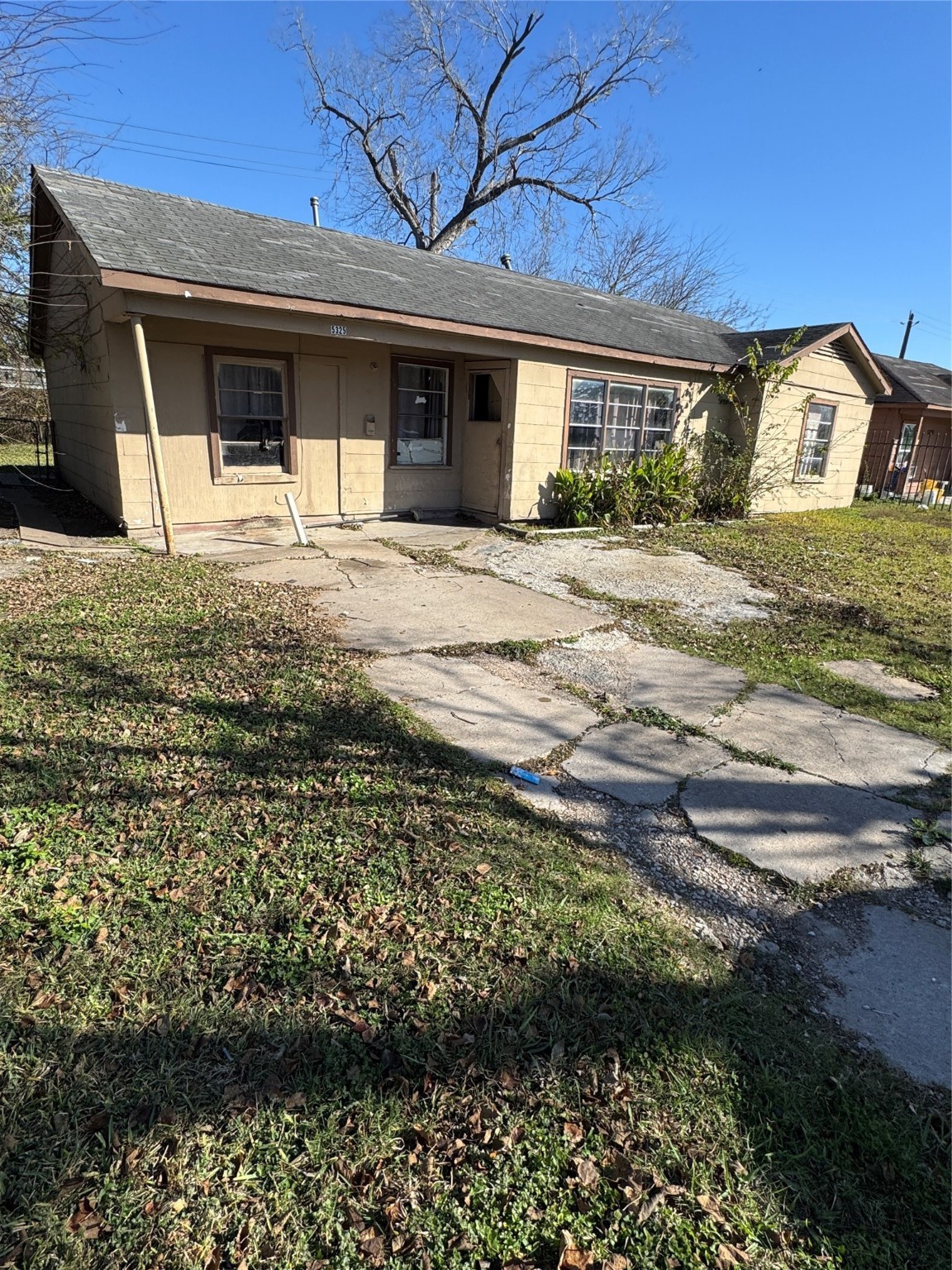 5325 Longmeadow Street Houston, TX 77033 - Photo 2 of 32 a front view of a house with garden