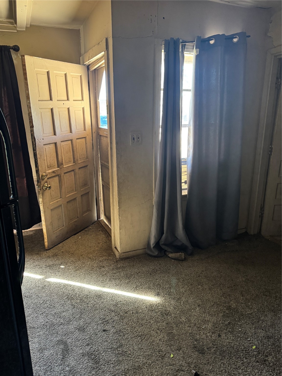 5325 Longmeadow Street Houston, TX 77033 - Photo 22 of 32 an empty room with windows