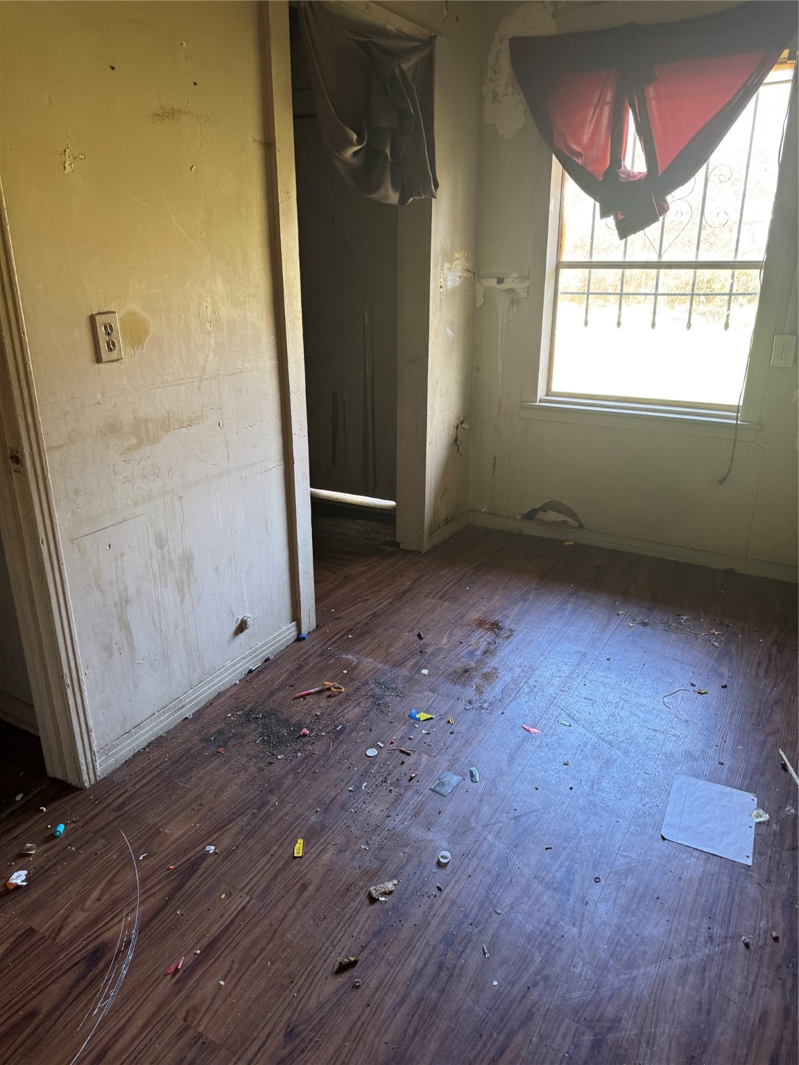 5325 Longmeadow Street Houston, TX 77033 - Photo 26 of 32 an empty room with a window