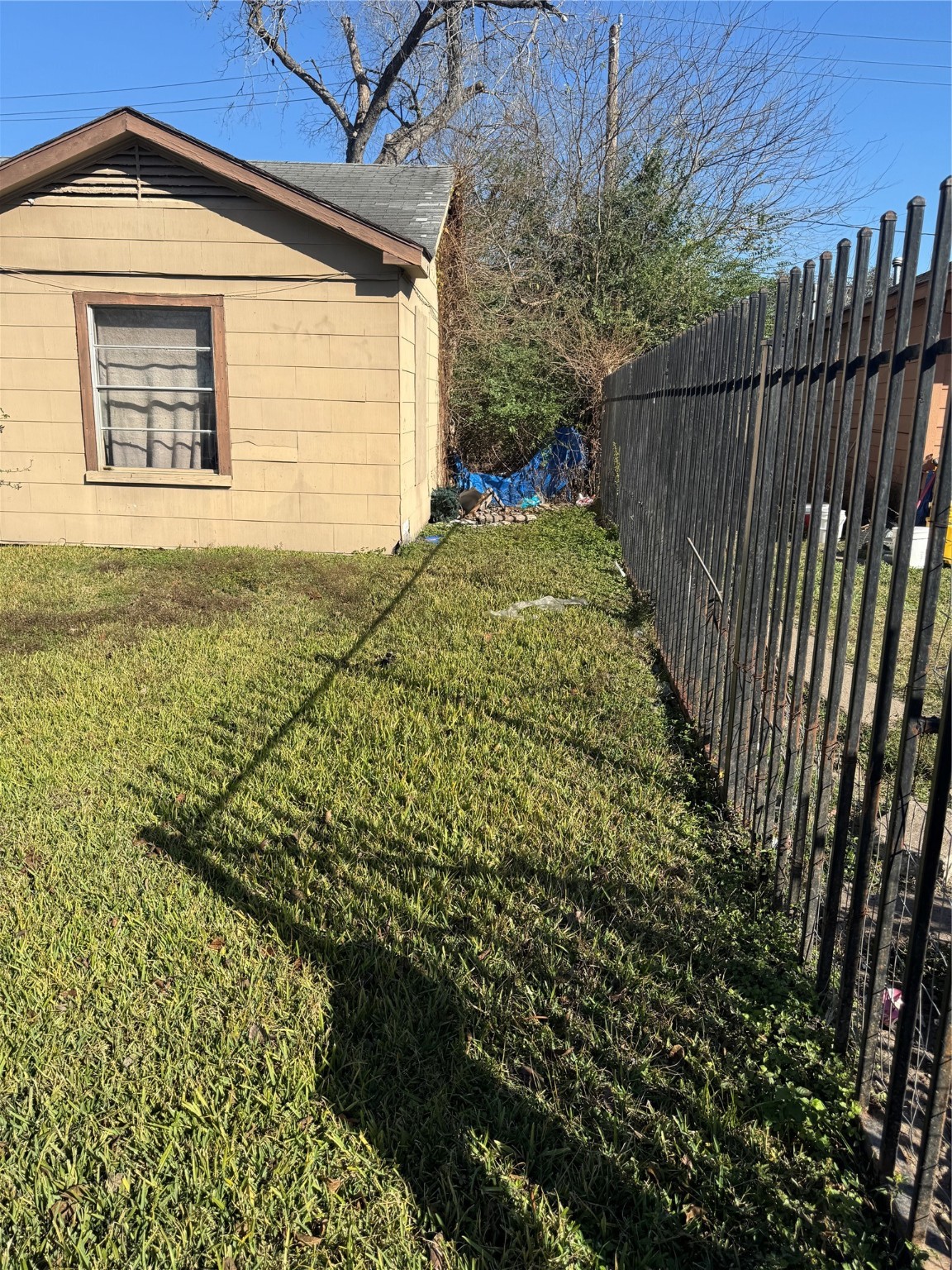 5325 Longmeadow Street Houston, TX 77033 - Photo 4 of 32 a view of a backyard