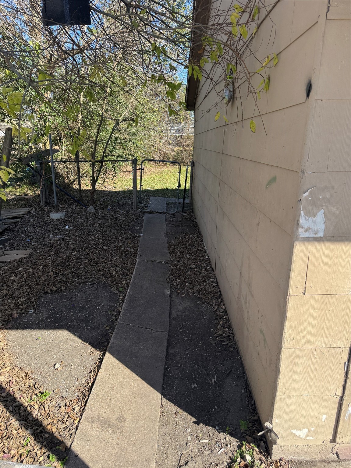 5325 Longmeadow Street Houston, TX 77033 - Photo 6 of 32 a view of a backyard