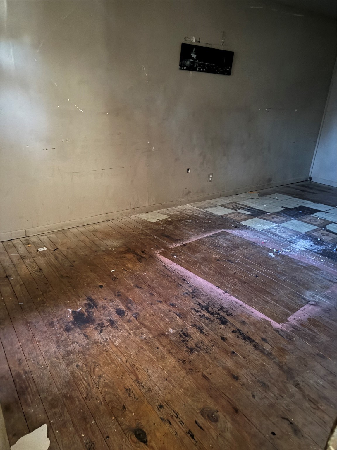 5325 Longmeadow Street Houston, TX 77033 - Photo 9 of 32 a view of a room with an empty space