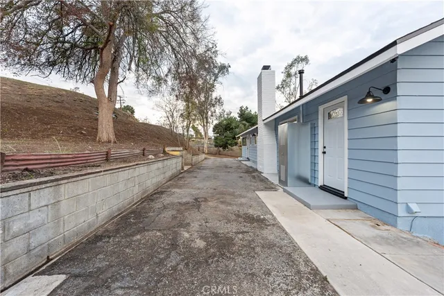 a view of a house with backyard and sitting area