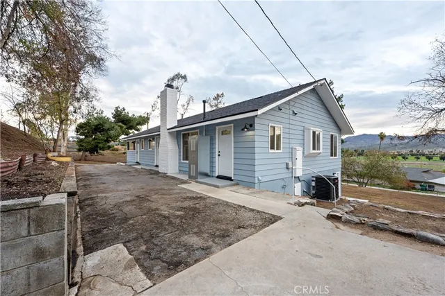 a view of a backyard