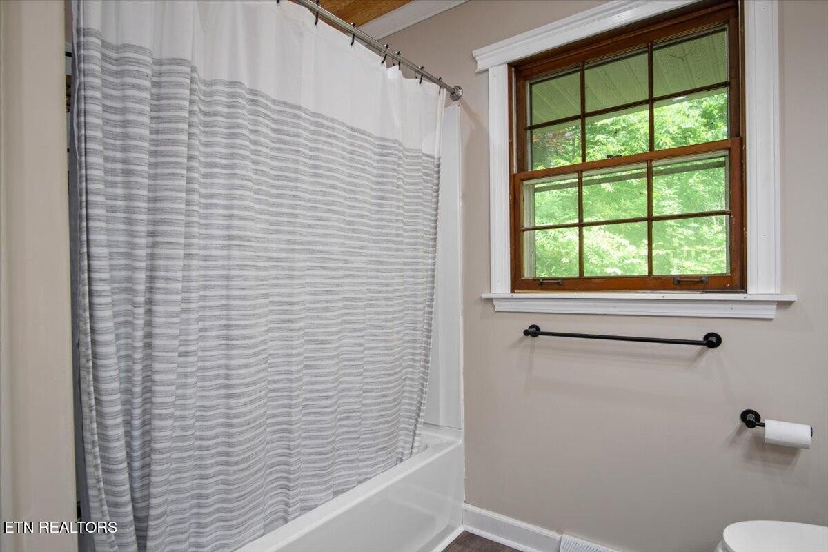 103 Baltimore Drive Oak Ridge, TN 37830 - Photo 31 of 45 a bathroom with a window