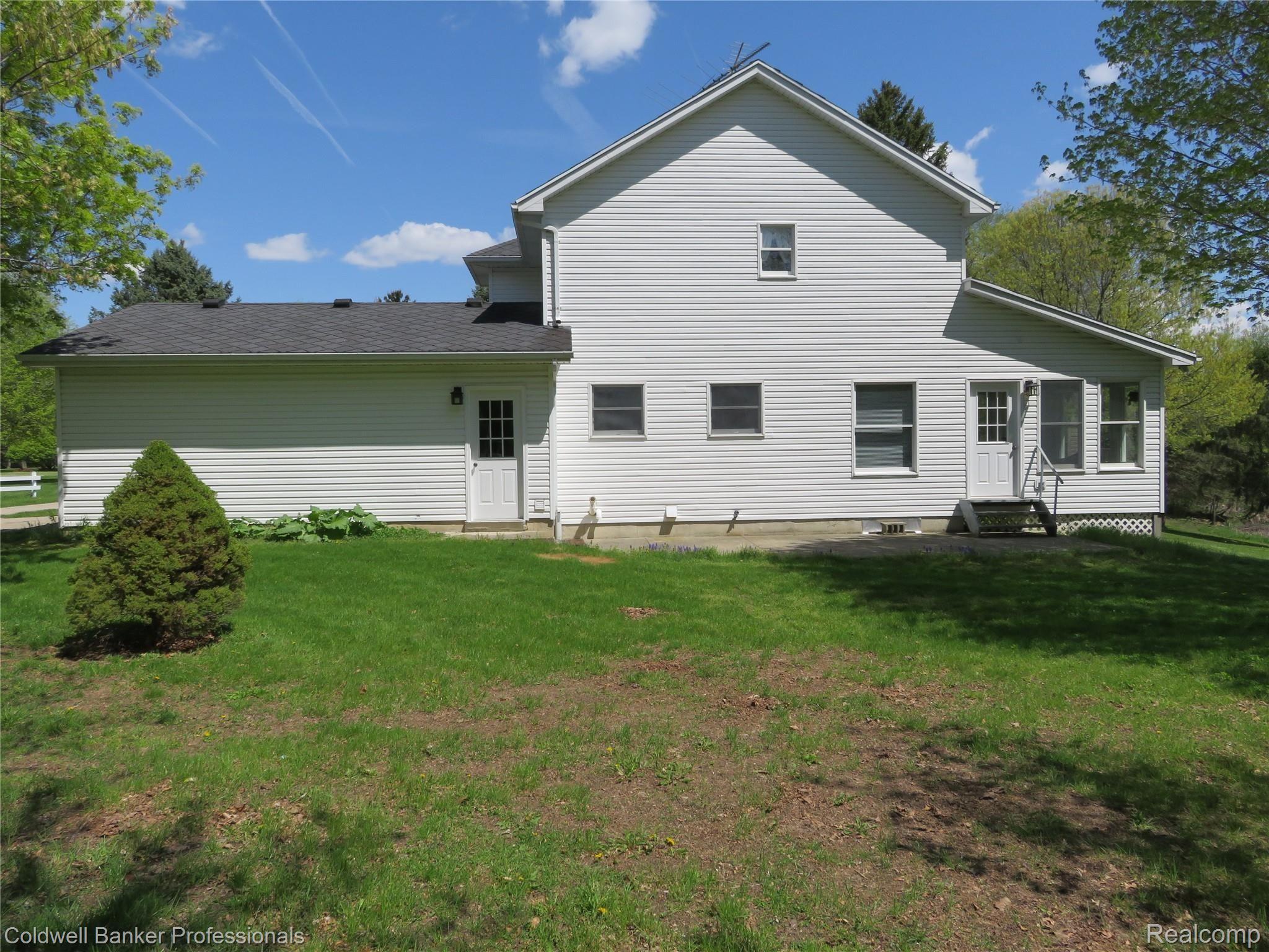 12190 Raelyn Hills Drive Perry, MI 48872 - Photo 34 of 48 32 12190 Side View.JPG