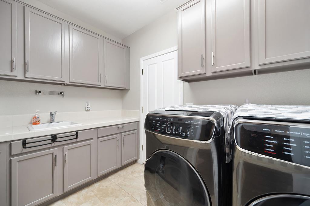 1721 Bella Circle Lincoln, CA 95648 - Photo 49 of 66 a utility room with sink dryer and washer