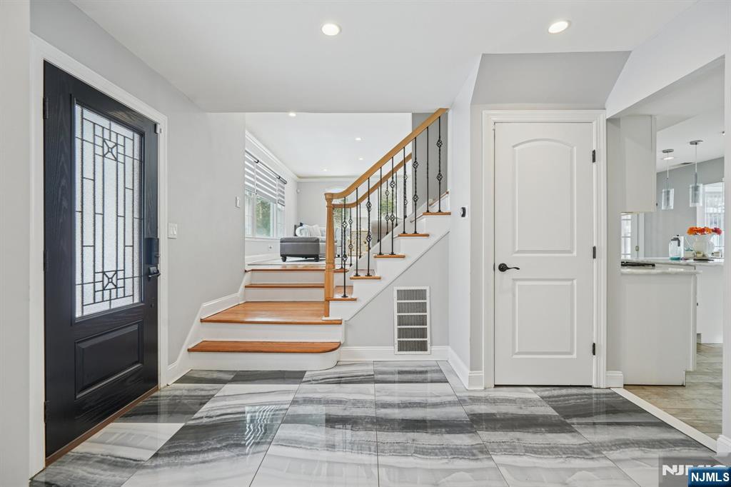 25 Nathan Way Wayne, NJ 07470 - Photo 4 of 36