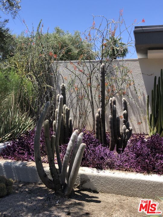 40471 Sand Dune Road Rancho Mirage, CA 92270 - Photo 5 of 42 a view of a entrance to house