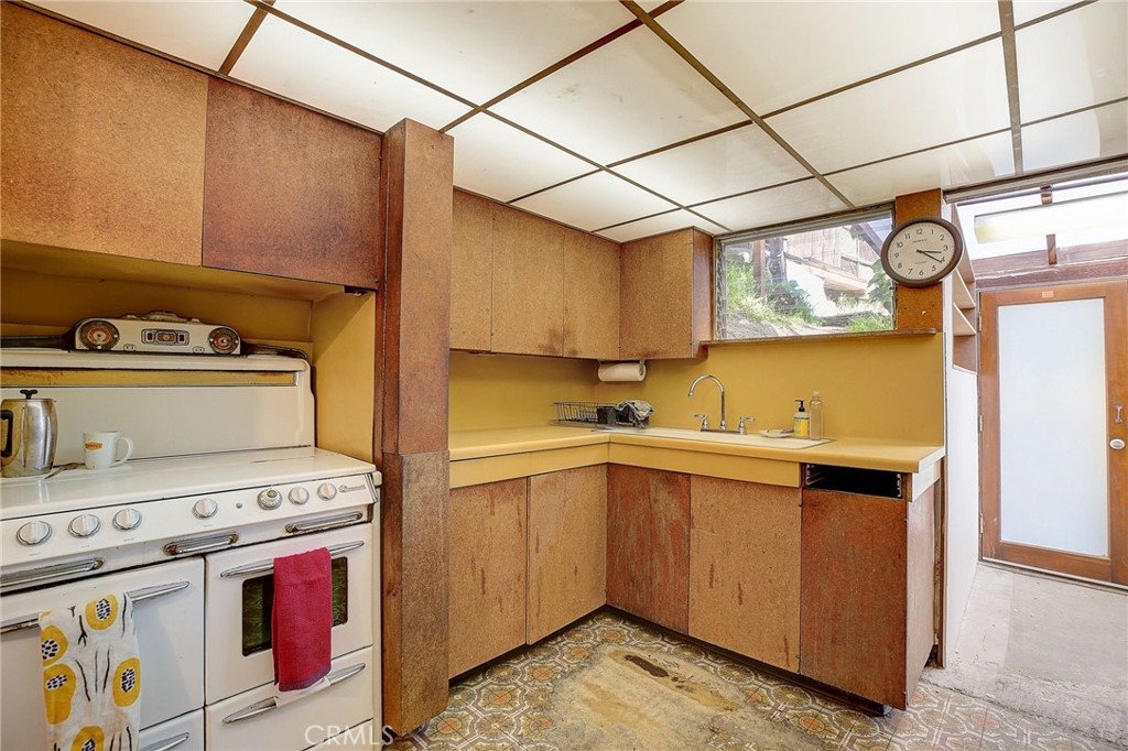 755 Crane Boulevard Los Angeles, CA 90065 - Photo 13 of 40 a utility room with dryer and washer