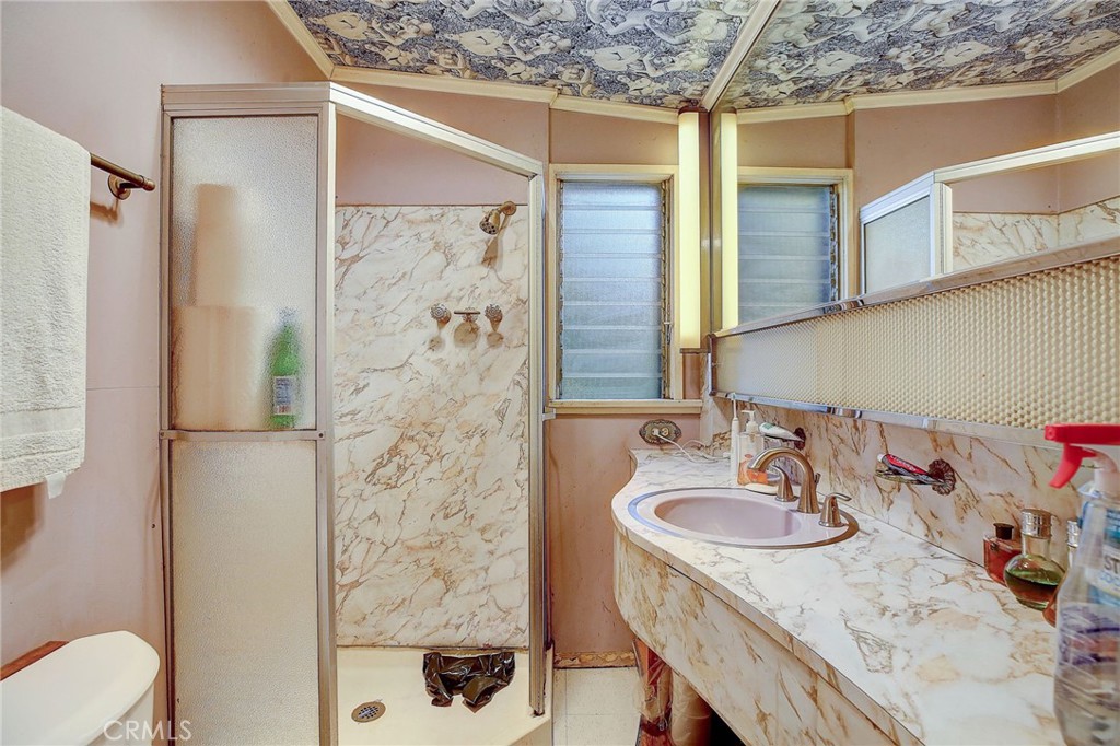 755 Crane Boulevard Los Angeles, CA 90065 - Photo 20 of 40 a bathroom with a sink and a mirror