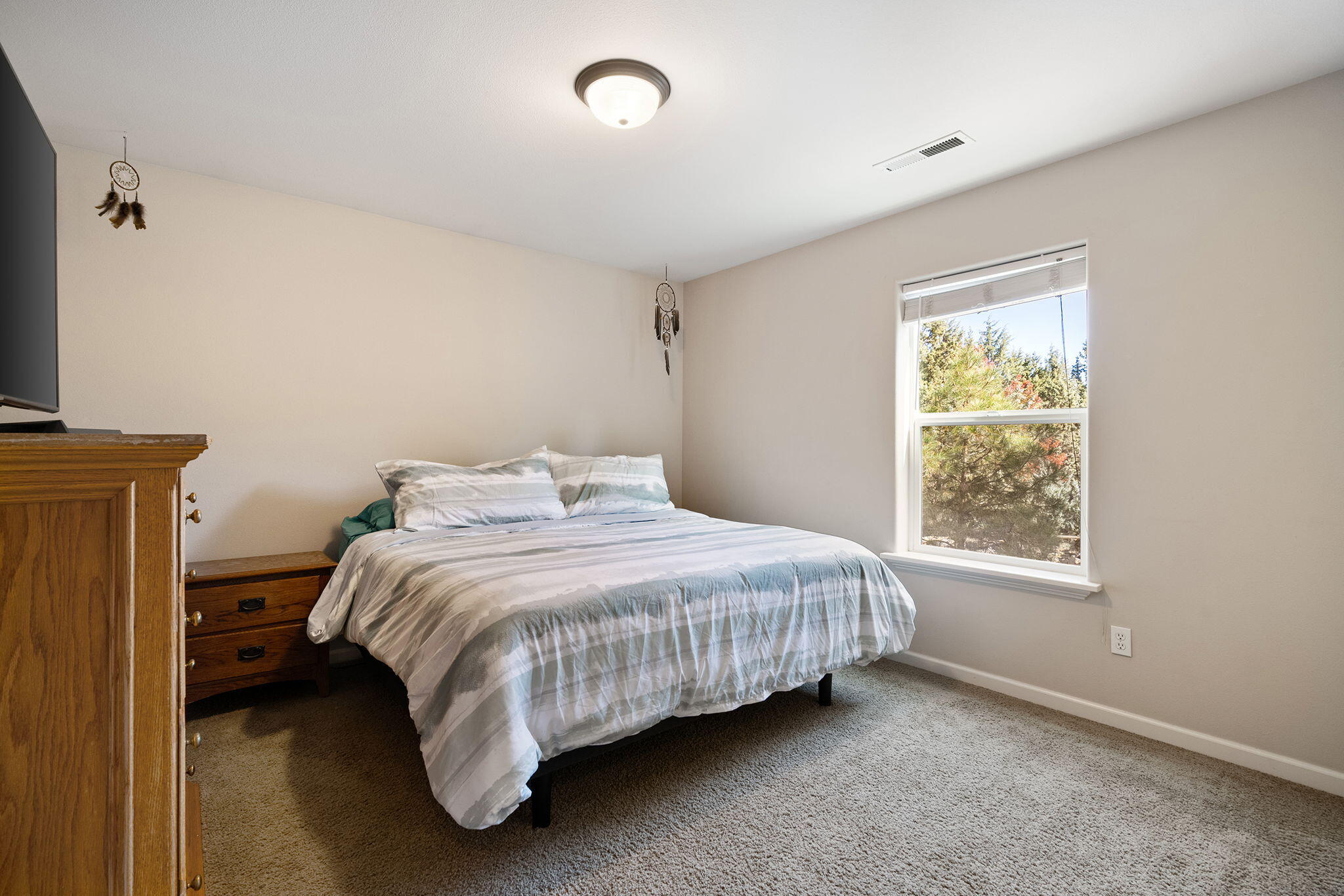 62906 Bilyeu Way Bend, OR 97701 - Photo 23 of 100 a bedroom with a bed lamp and a window