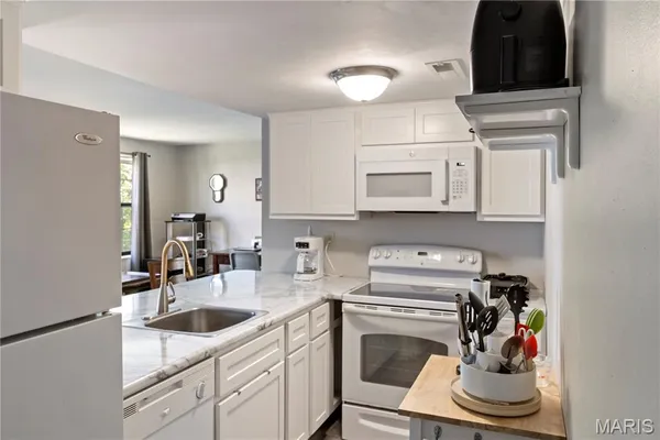 $139,900 | 9714 Raintree Village Drive, Unit 3F, Hillsboro, MO 63050