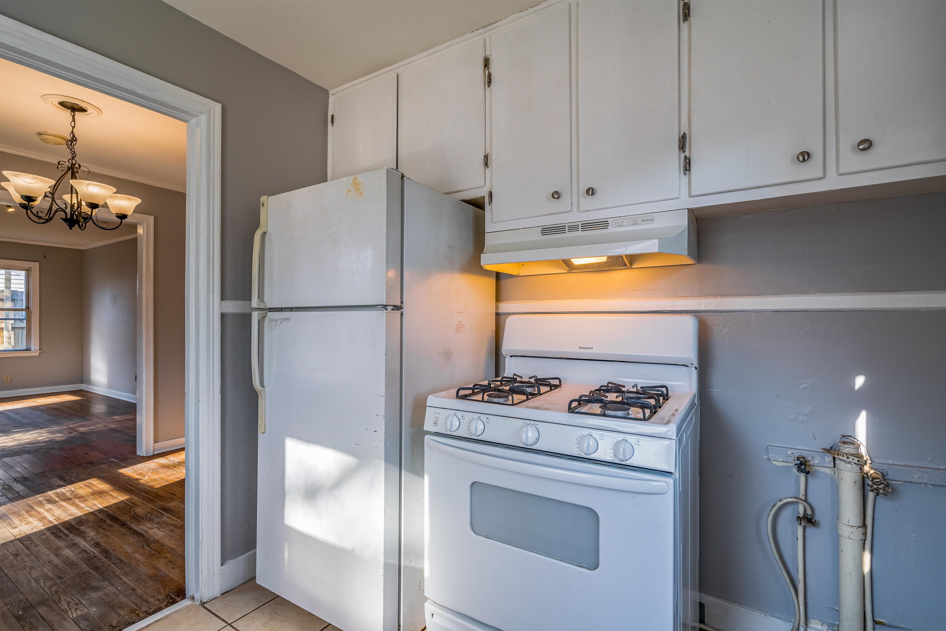 4430 Boyce Road Memphis, TN 38117 - Photo 12 of 25 a kitchen with appliances and cabinets