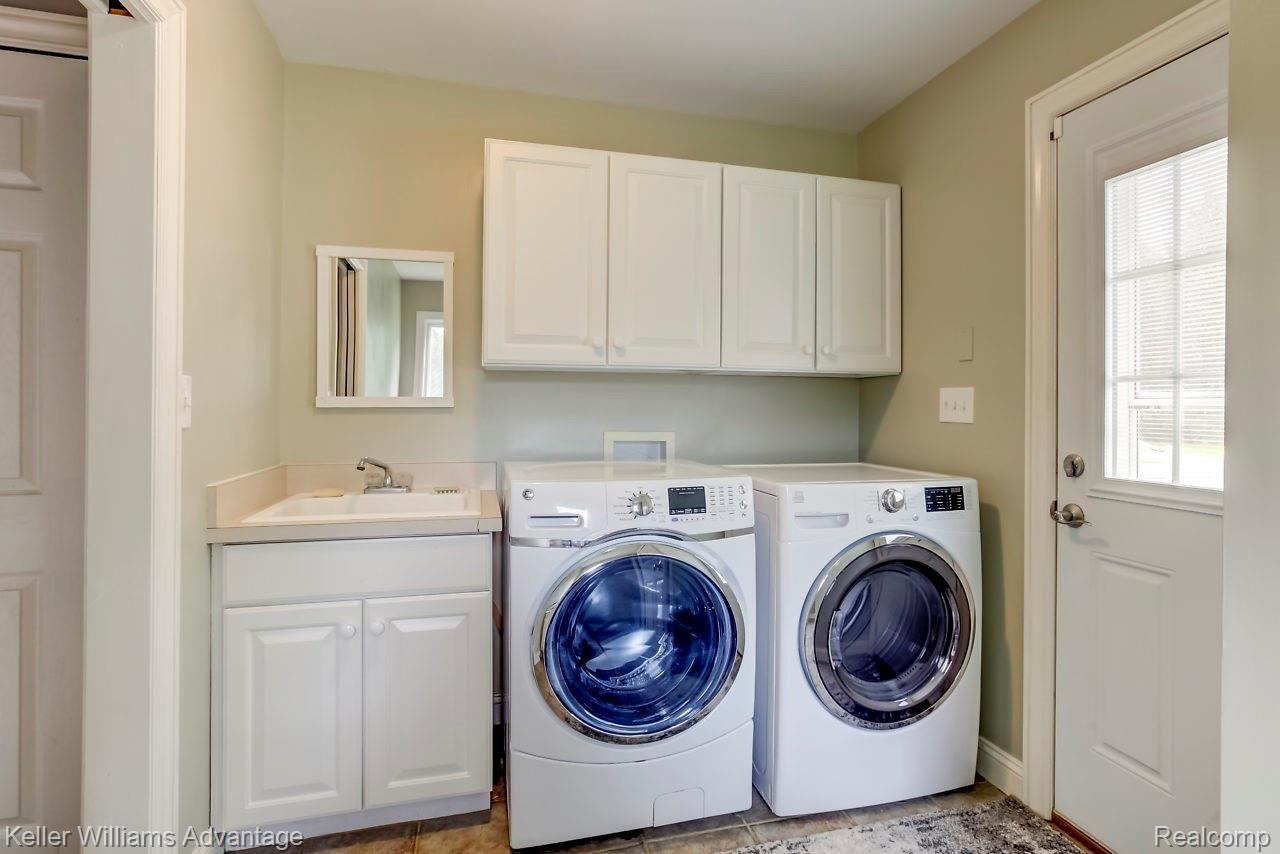 4558 Vines Road Howell, MI 48843 - Photo 15 of 46 Large laundry/mud room area