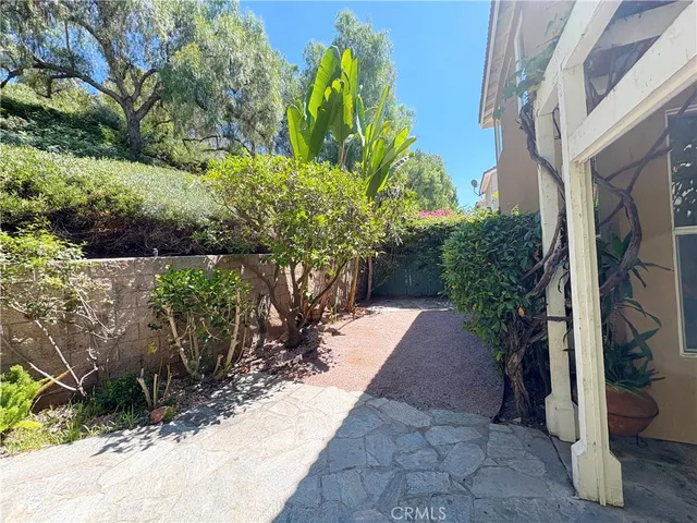 a view of a pathway with a pathway