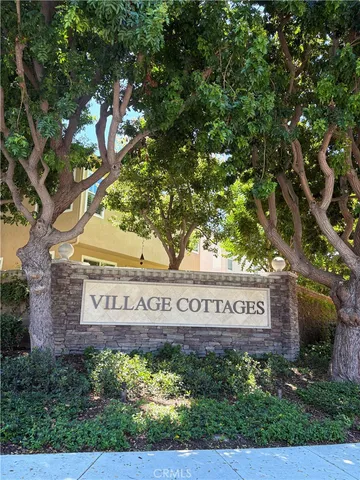 a sign that is sitting on a brick wall