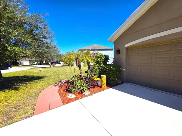 $2,500 | 1440 Lexington Square Southwest, Vero Beach, FL 32962