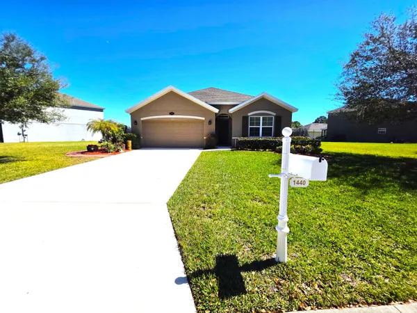 $2,500 | 1440 Lexington Square Southwest, Vero Beach, FL 32962
