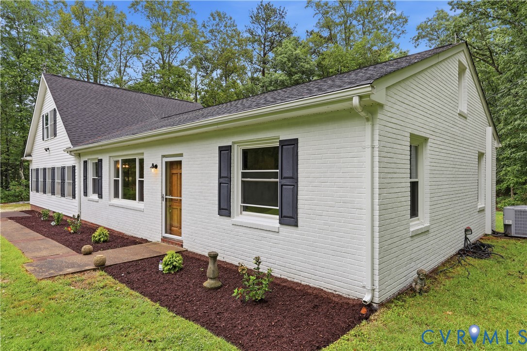 10152 Georgetown Road Mechanicsville, VA 23116 - Photo 4 of 35 a front view of a house with garden