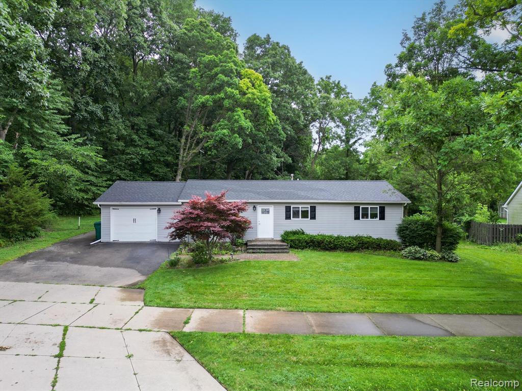 7666 Clintonville Road Clarkston, MI 48348 - Photo 2 of 32